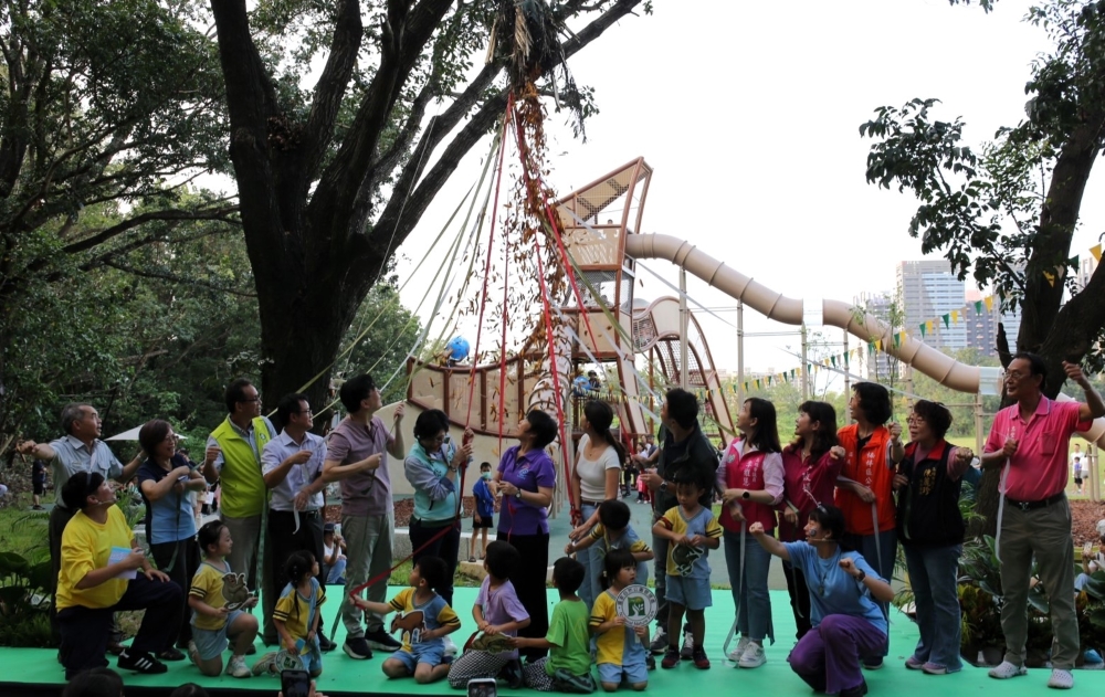 alt-高雄都會公園共融遊戲場啟用 內政部：開啟孩子與自然共舞的歡樂新天地-1