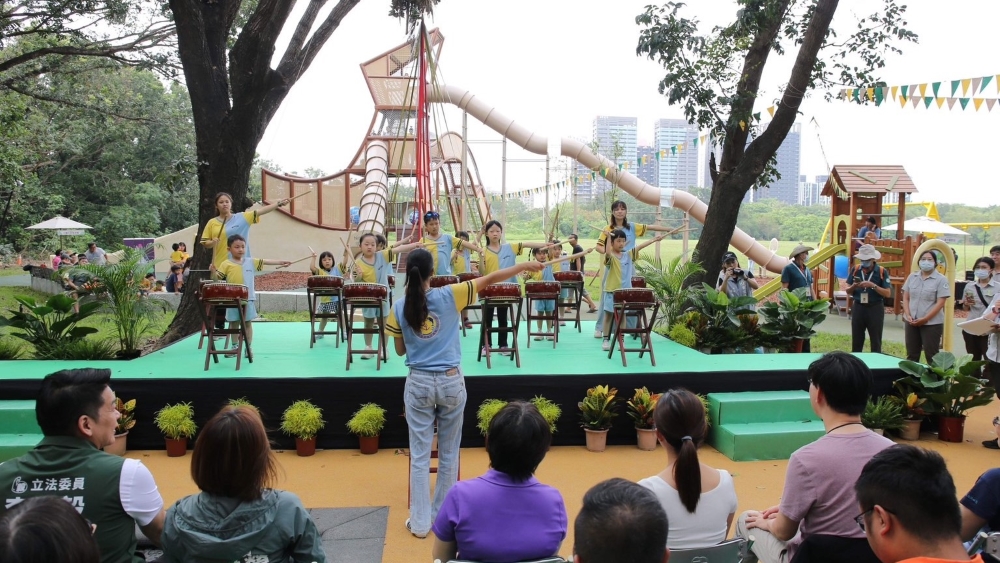愛上學幼稚園帶來熱情鼓舞開場表演